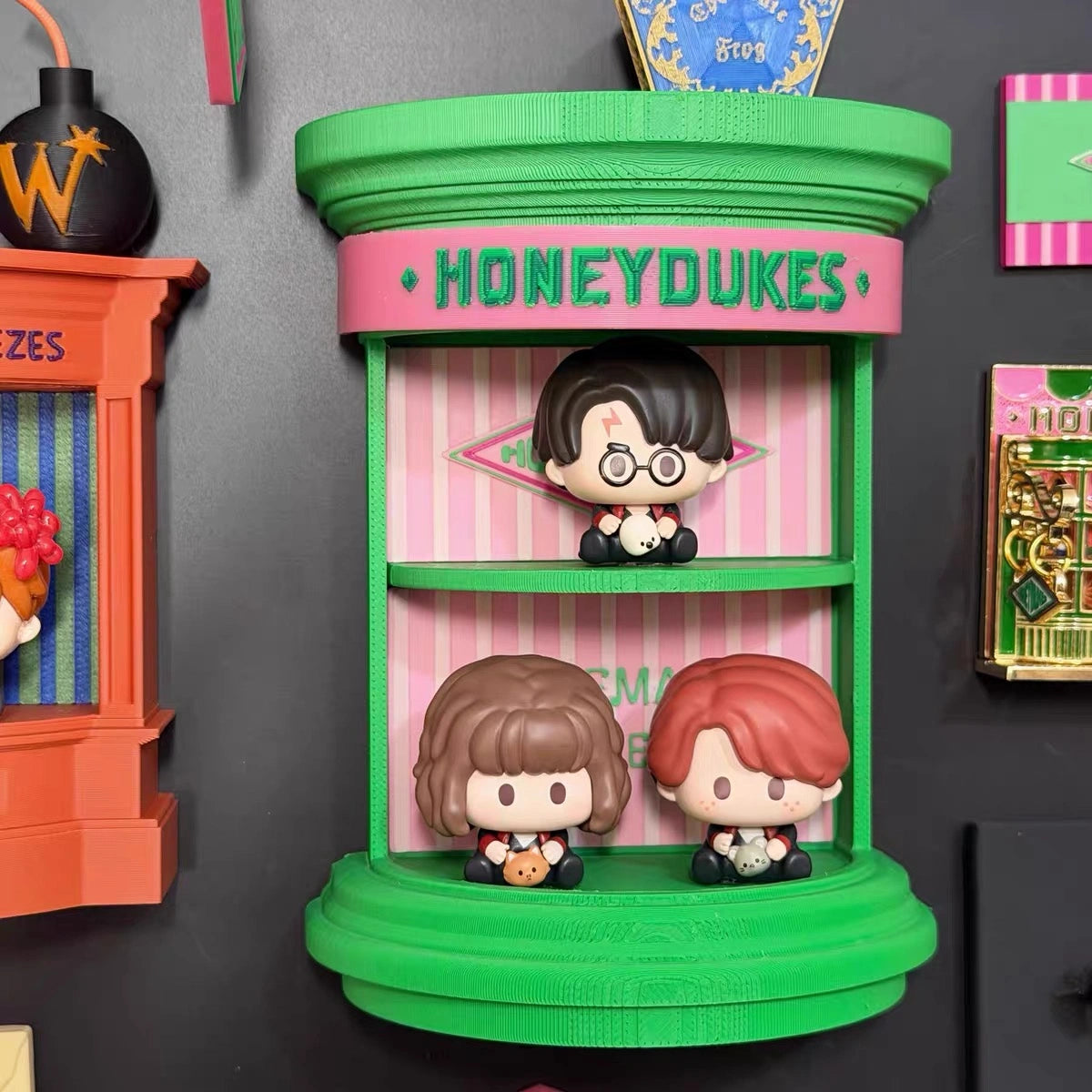 Wizarding Street Diagon-Style Miniature Floating Nook – 3D Printed Magnetic Diorama & Figurine Display Shelf
